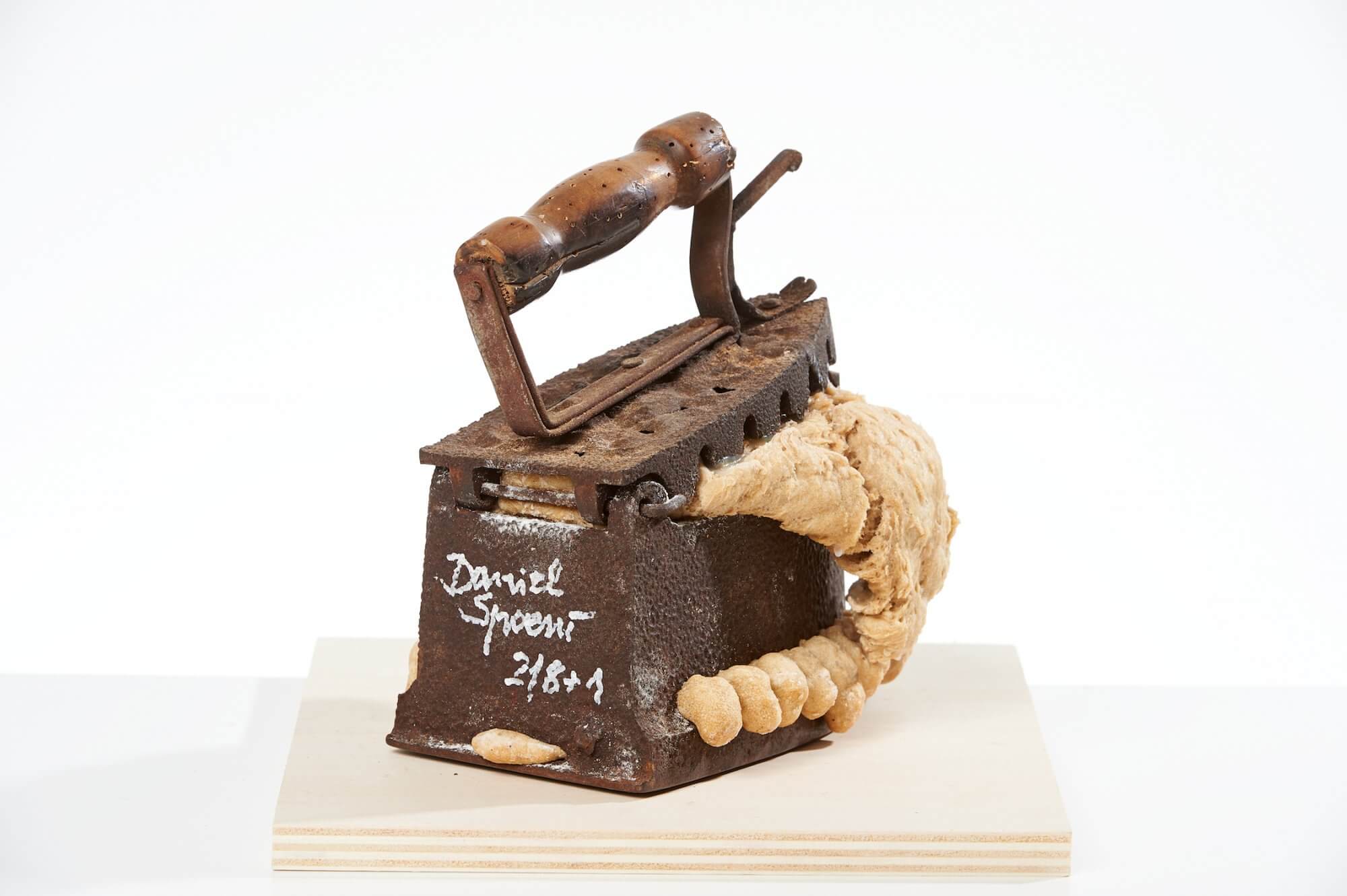 Brotteigobjekt - Bügeleisen