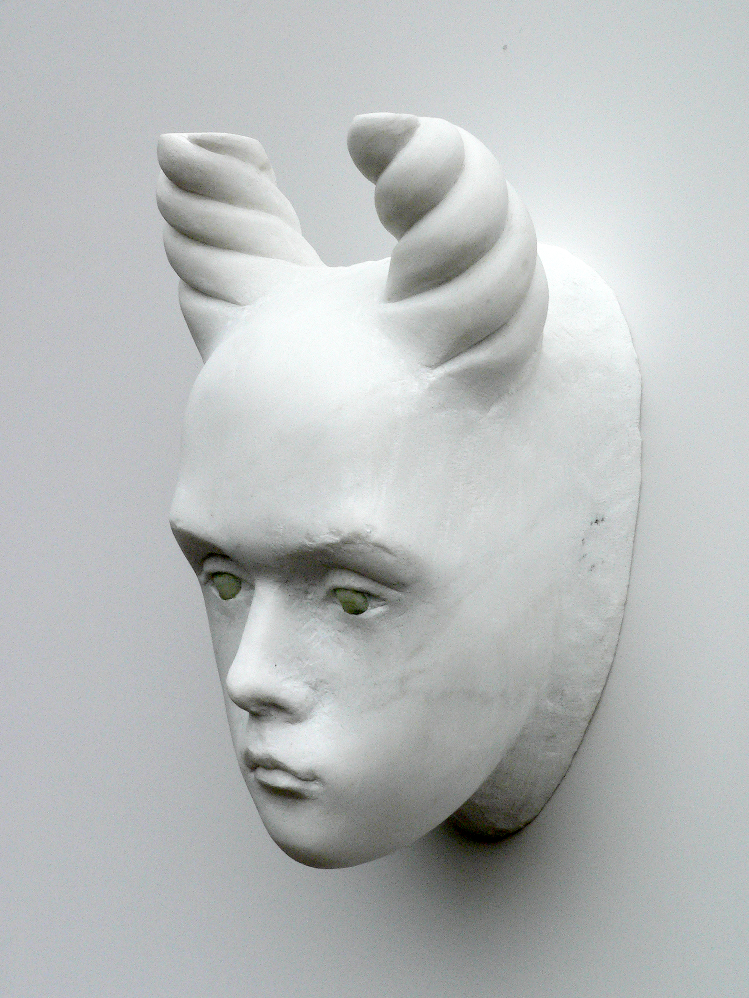 Kopf mit gedrehtem Horn II